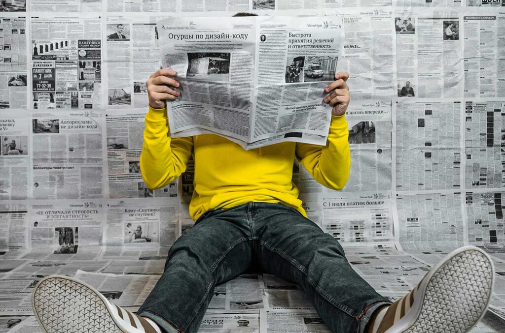 Un lecteur lit un journal d'informations